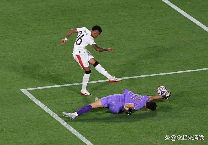 乐竟体育平台-曼城队员精准传球，带领球队胜出