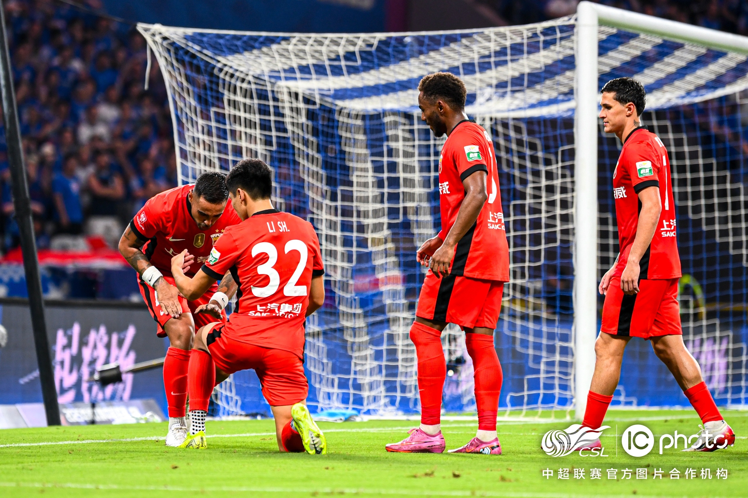 关于爆发出的热情无法被遏制，赛场氛围火热的信息